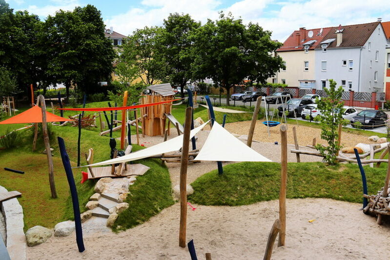 Außenbereich mit Sonnenschutz, Sandkasten und viel Platz zum Toben.