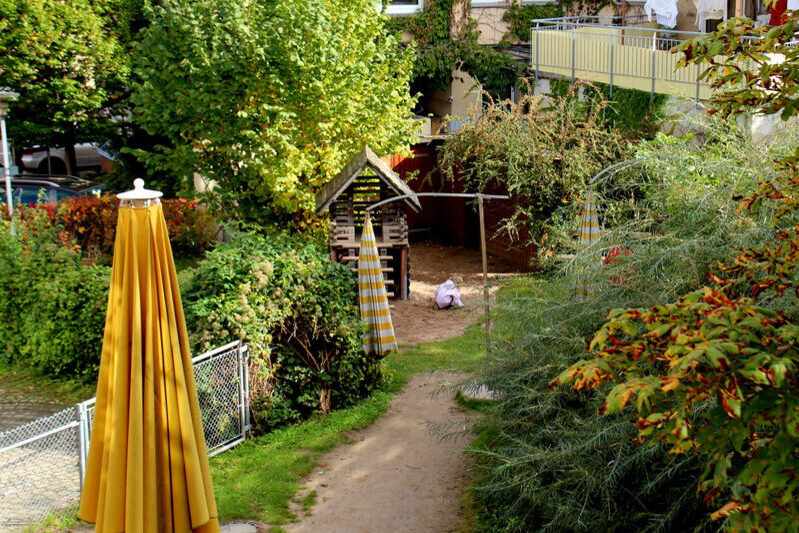 Der Garten spendet viel Schatten zum Spielen.