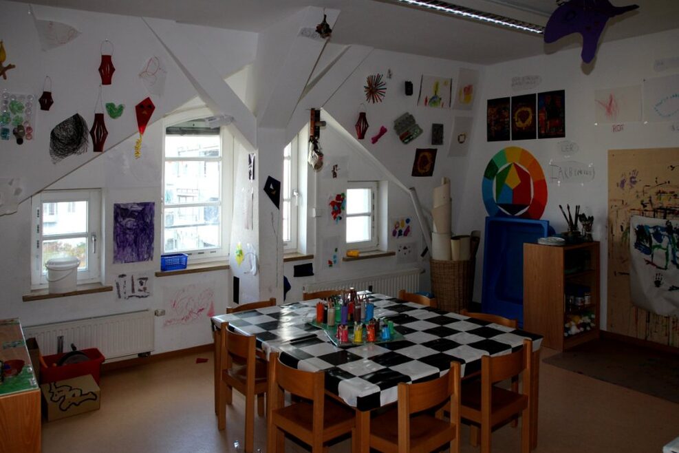 In unserem Atelier gibt es viel Platz zum Basteln und Malen.