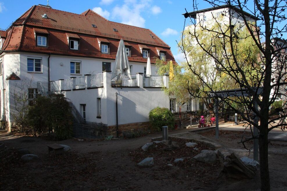 Unser Außenspielbereich mit Sandkasten und viel Platz zum Toben.