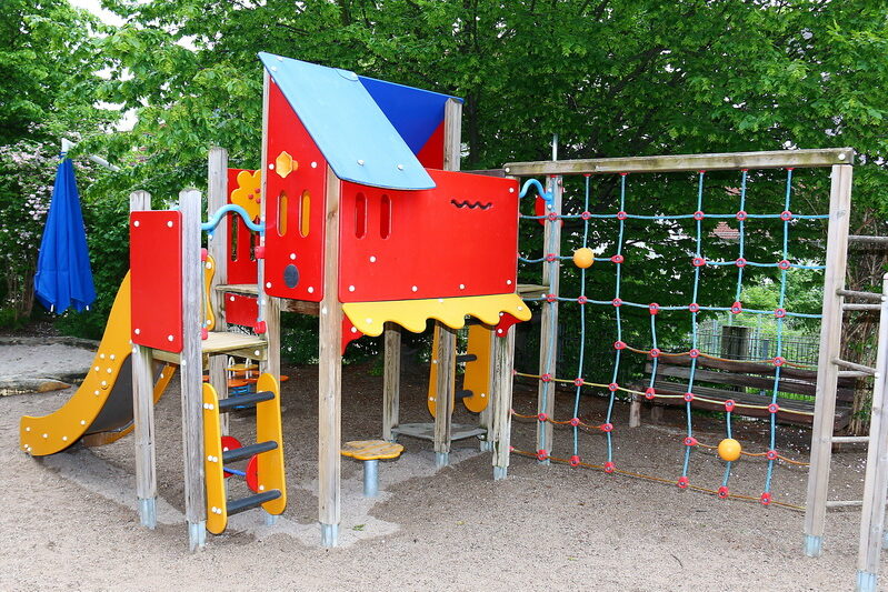 Im Außengelänge können die Kinder auf dem Spielturm klettern und rutschen.