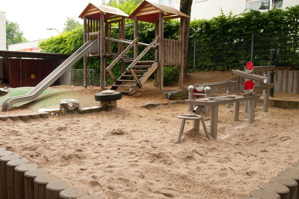 Im Außenbereich gibt es einen Abenteuerspielplatz mit Klettergerüst, Wasserstraße und Rutsche.