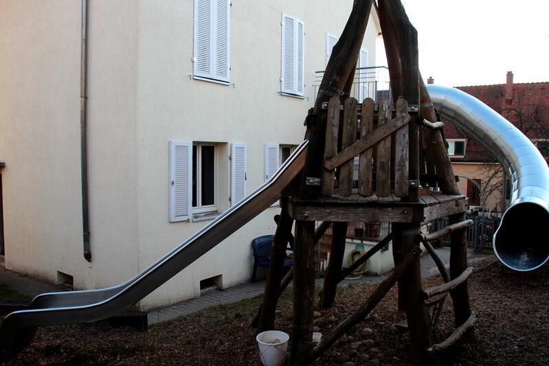 Unser Außengelände mit großer Röhrenrutsche.