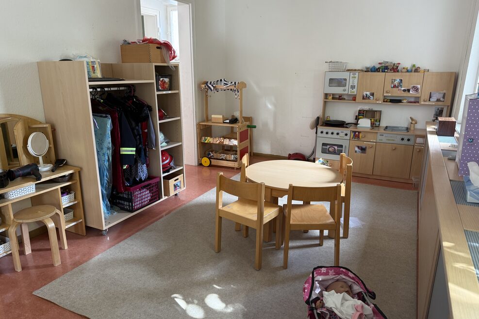 In this room in the Burgenlandstraße daycare center in Feuerbach, the children can slip into different roles and dress up.