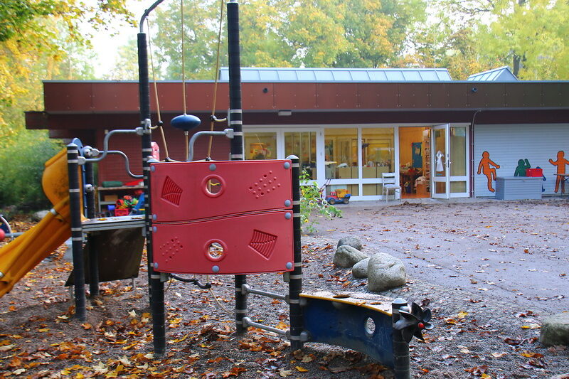 Auf dem Spielplatz gibt es Kletter- und Rutschmöglichkeiten.