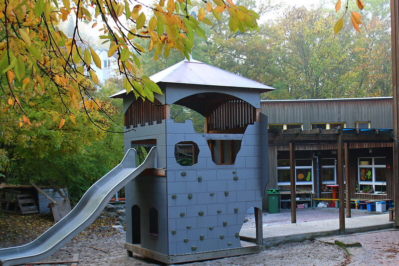 Im Außenspielbereich können die Kinder vom Kletterturm rutschen.