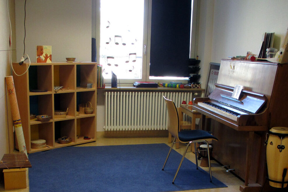 Unser Musikzimmerhat ein schönes Klavier und viele andere Instrumente.