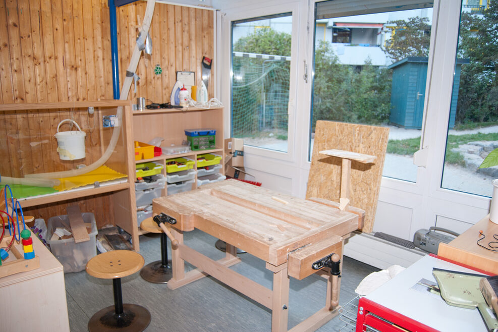 Die Werkstatt mit Werkzeugbank bietet viel Möglichkeit zum Werkeln.