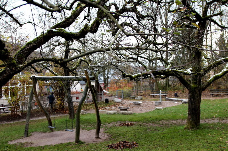 Im Garten können die Kinder schaukeln, im Sandkasten spielen und toben.