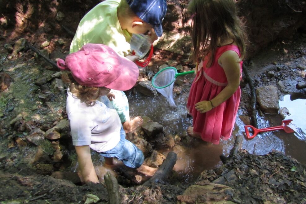 Spielen und Planschen am Bach mögen die Kinder sehr.