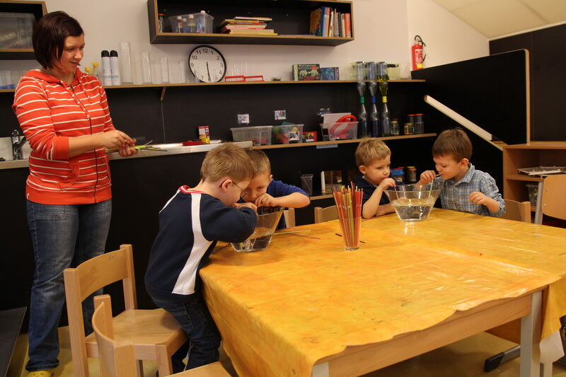 Die Kinder können mit verschiedenen Materialien experimentieren.