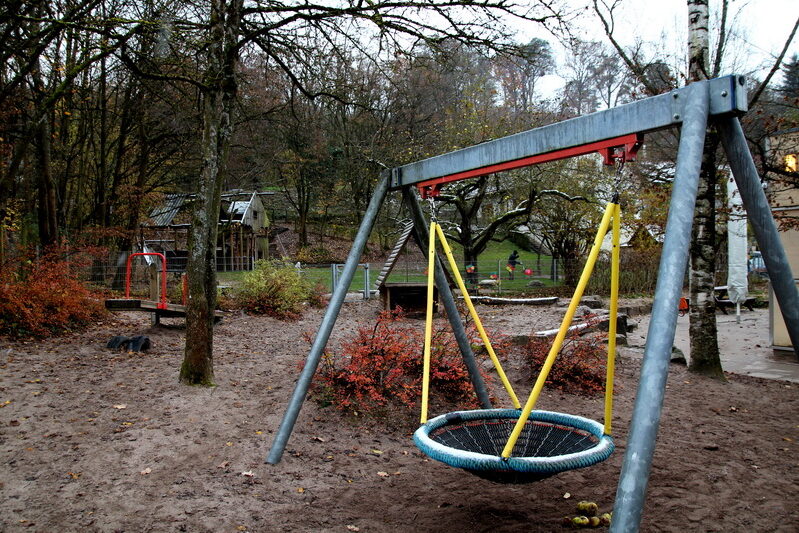 Auf dem Spielplatz gibt es eine schöne Korbschaukel und eine Wippe.