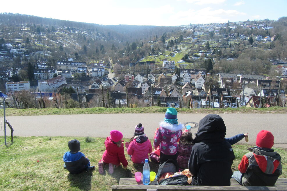 Beim Ausflug mit den Kindern  mit Blick auf Stuttgart.