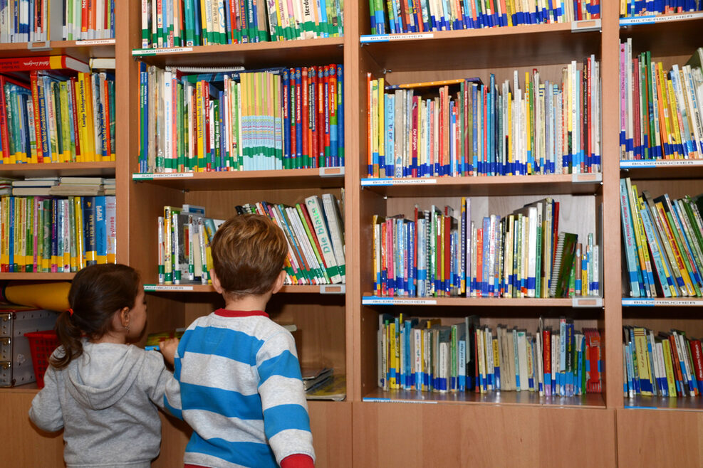 Unsere Bibliothek ist mit sehr vielen Büchern ausgestattet.