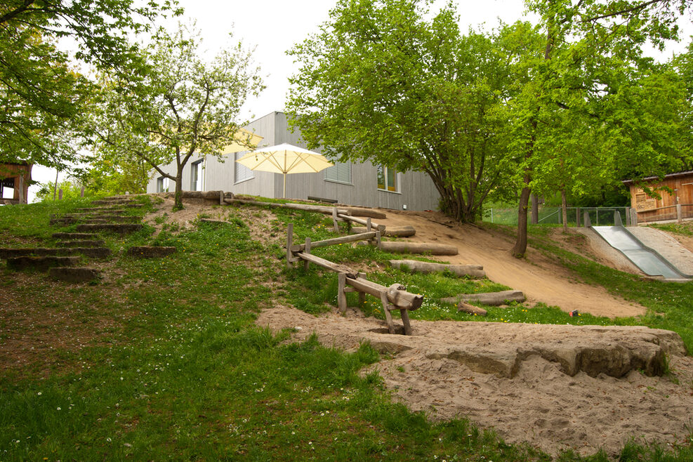 Unser Garten verfügt über spannende Bereiche und einer Wasserstraße.