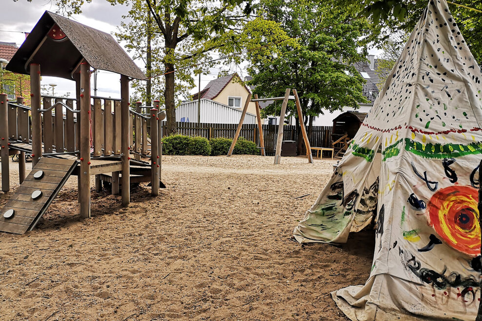 Klettern, schaukeln und spielen auf dem Abenteuerspielplatz.