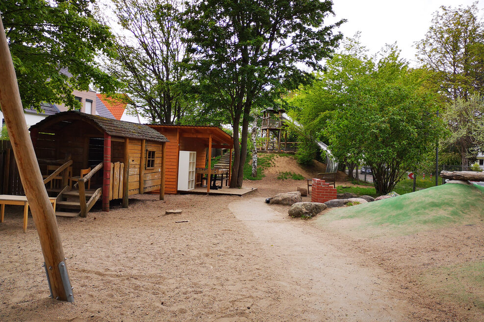 Unser Gartenhaus neben dem Sandkasten und der Röhrenrutsche.