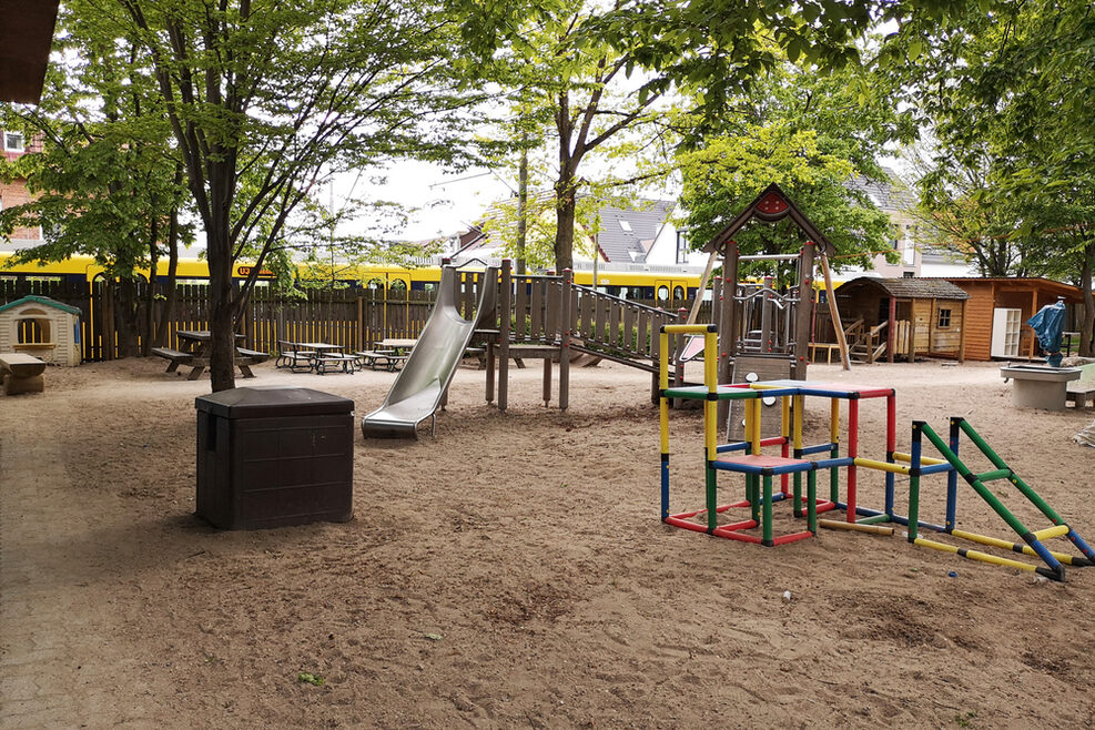 Auf dem Spielplatz können die Kinder sich an Kletterturm, Rutsche und im Sandkasten austoben.