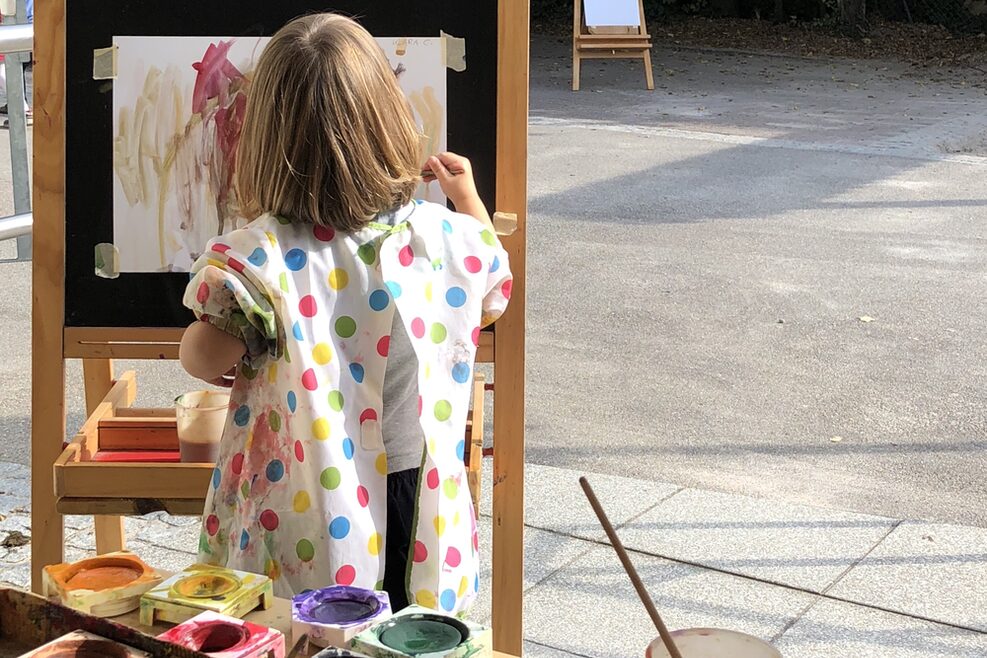 Malen im Freien macht den Kindern viel Spaß.