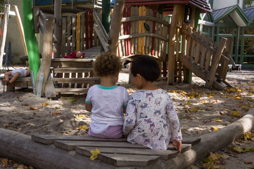 Im Sandkasten können die Kinder buddeln oder auf dem Kletterturm spielen.