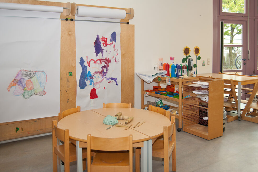 Unser Atelier bietet den Kindern viele Bastelmaterialien.