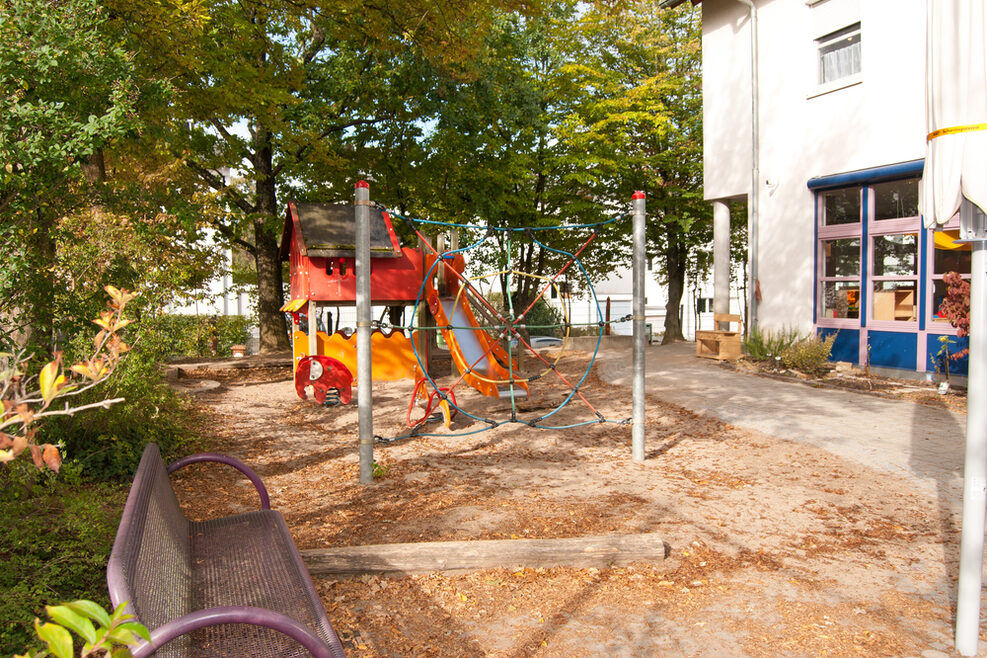 Unser Garten bietet Platz zum Klettern, Verstecken, Toben und Rutschen.