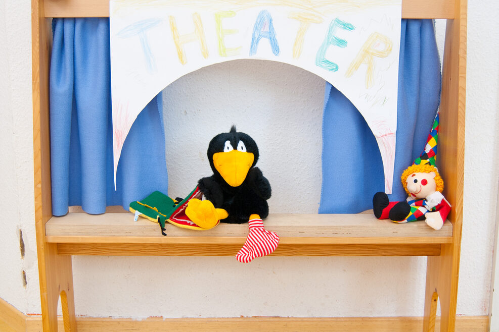 Wir spielen Theater mit selbst gestrickten Puppen.