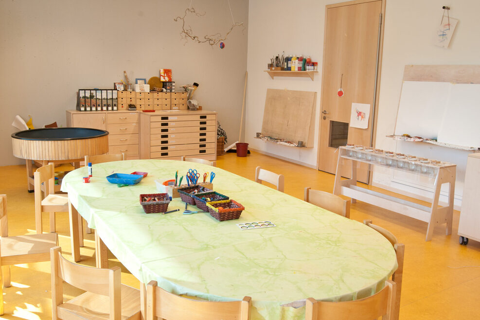 Unser Atelier mit dem großen Tisch zum Basteln und Malen.