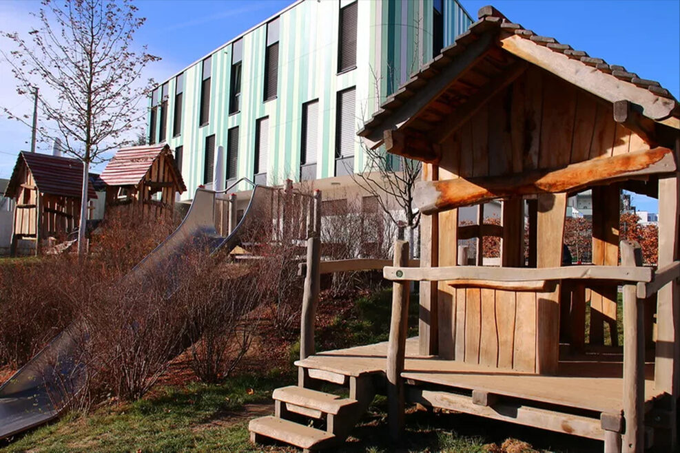 Unser Garten mit Rutsche und Kletterhaus.