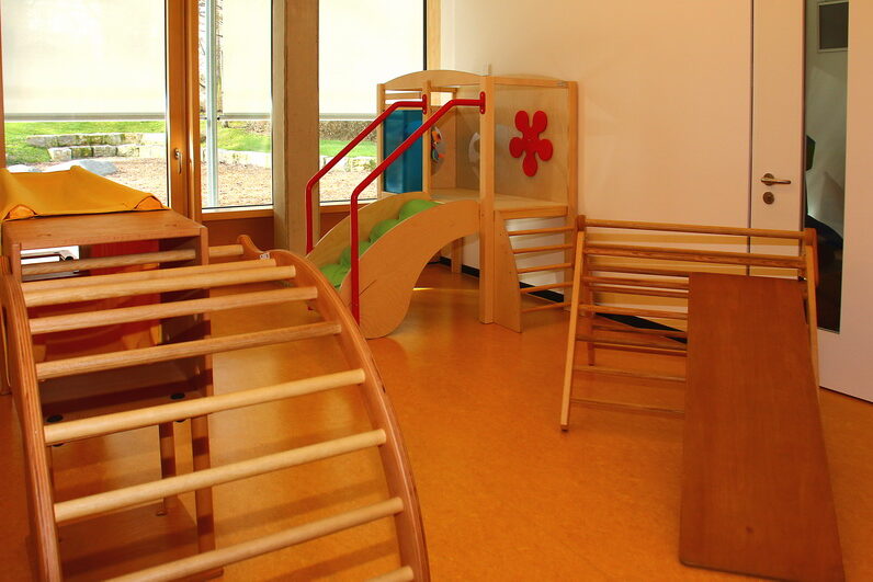 Der Bewegungsraum mit Kletter- und Balanceelementen für Kinder.
