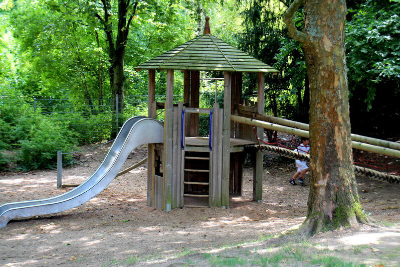 Spielplatz mit Klettergerüst und Rutsche.