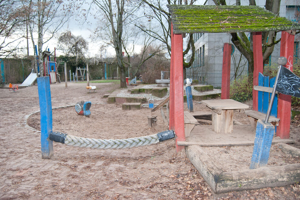 Auf dem großen Spielplatz können die Kinder auf den Klettergerüsten und im Sandkasten spielen.