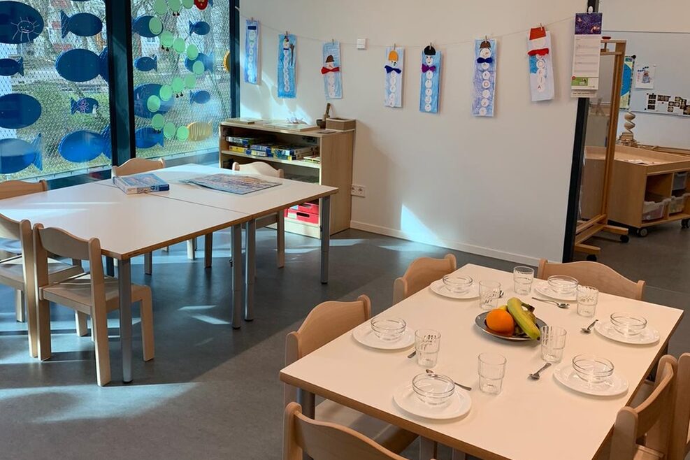 Das Bistro mit Esstisch und Spieltisch für Kinder.