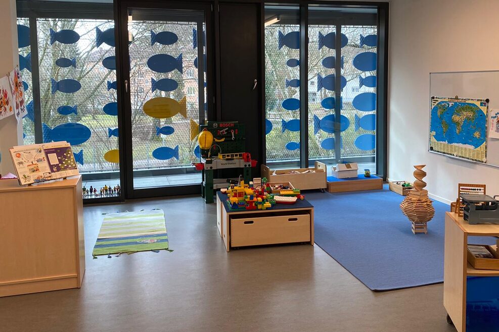 Großes Zimmer mit Bau- und Konstruktionsmaterial für Kinder.
