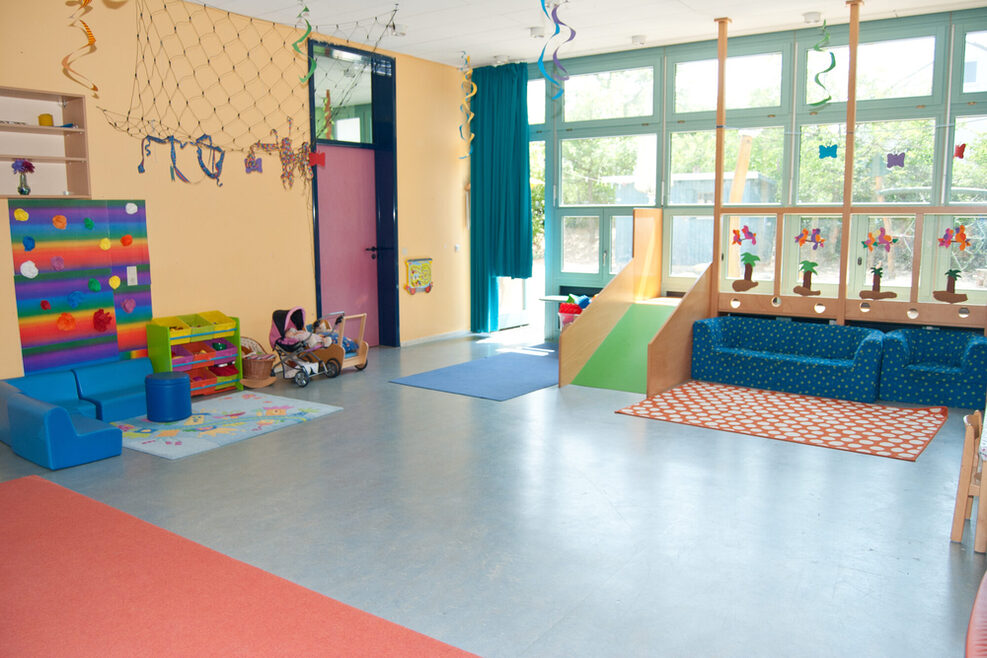 Der große Kleinkindbereich bietet viele Möglichkeiten zum Spielen und auch ausruhen auf den Kuschelsofas.