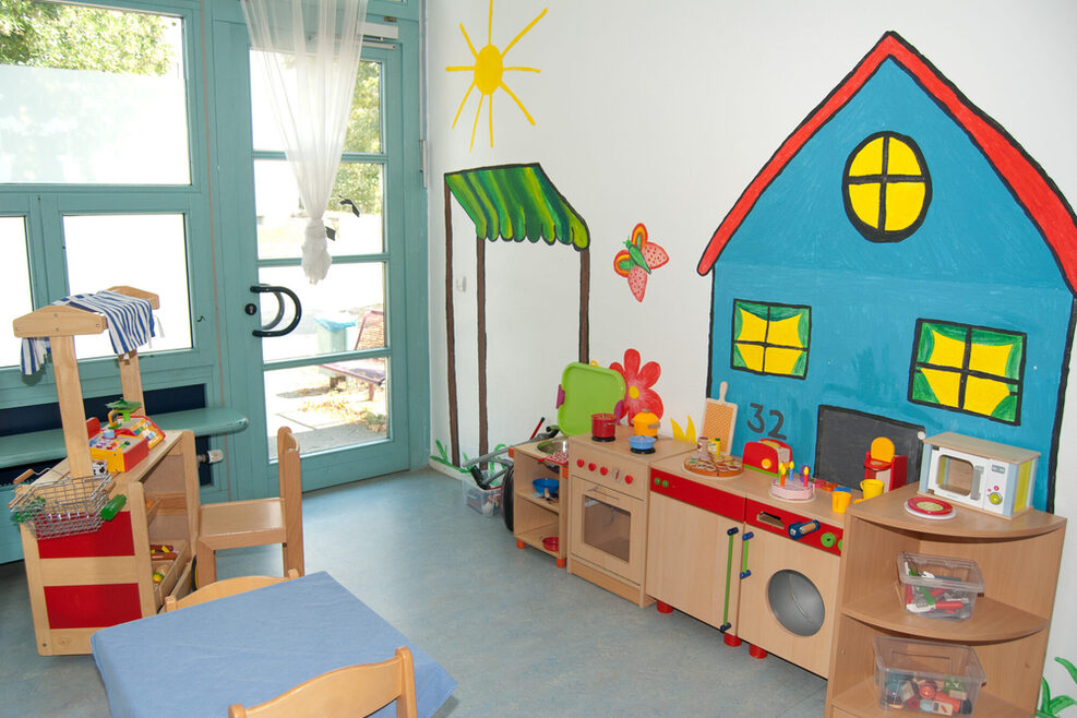 Im Rollenspielbereich mit schöner Kinderküche können Kinder Alltagssituationen nachspielen.