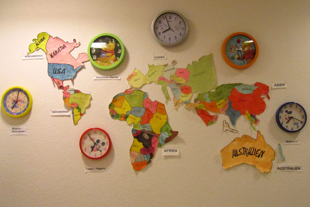 Unsere Uhrenwand zeigt die die verschiedenen Zeitzonen anhand der Kontinente.