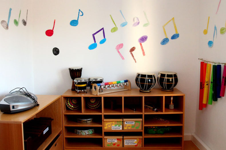 Der Musikbereich bietet eine Vielzahl an Musikinstrumenten.