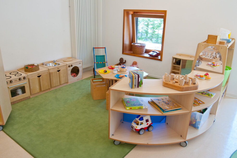 Im Kleinkindbereich gibt es eine kleine Kinderküche und die Kinder können Alltagssituationen nachspielen.