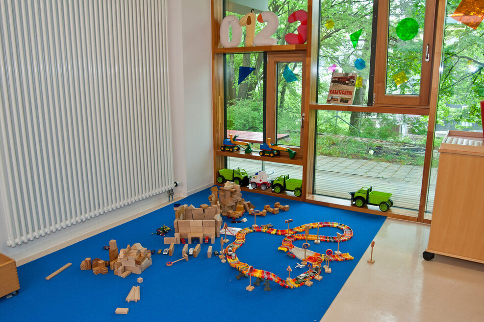Mit verschiedenen Bausteinen können die Kinder ihre eigenen Konstruktionen bauen.