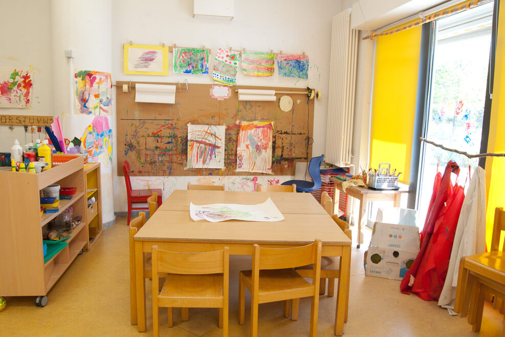 Ihre Kreativität können die Kinder im Atelier mit vielen Malsachen entfalten.