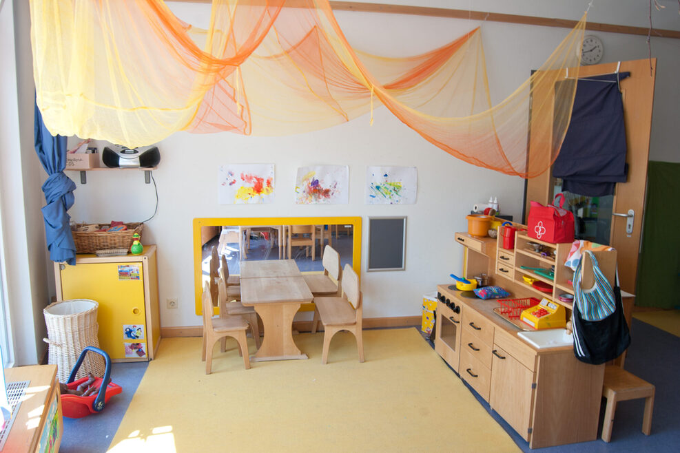 Im Delphin-Gruppenraum können die Kinder spielerisch in der Kinderküche Alltagssituationen nachspielen.