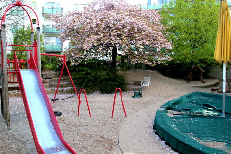 Die größeren Kinder können im Garten toben, klettern und die Rutsche runterrutschen..