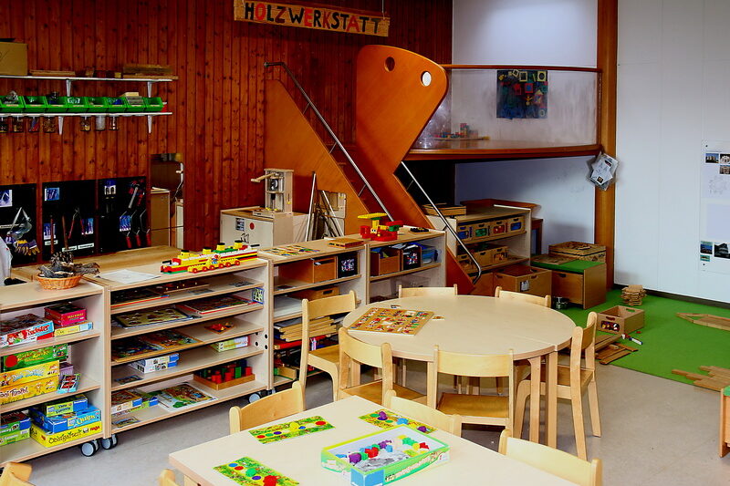 Im Spielbereich gibt es eine kleine Holzwerkstatt zum kreativen Spielen.
