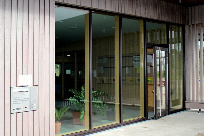 Große Glasfenster lassen den barrierefreien Eingang erkennen.