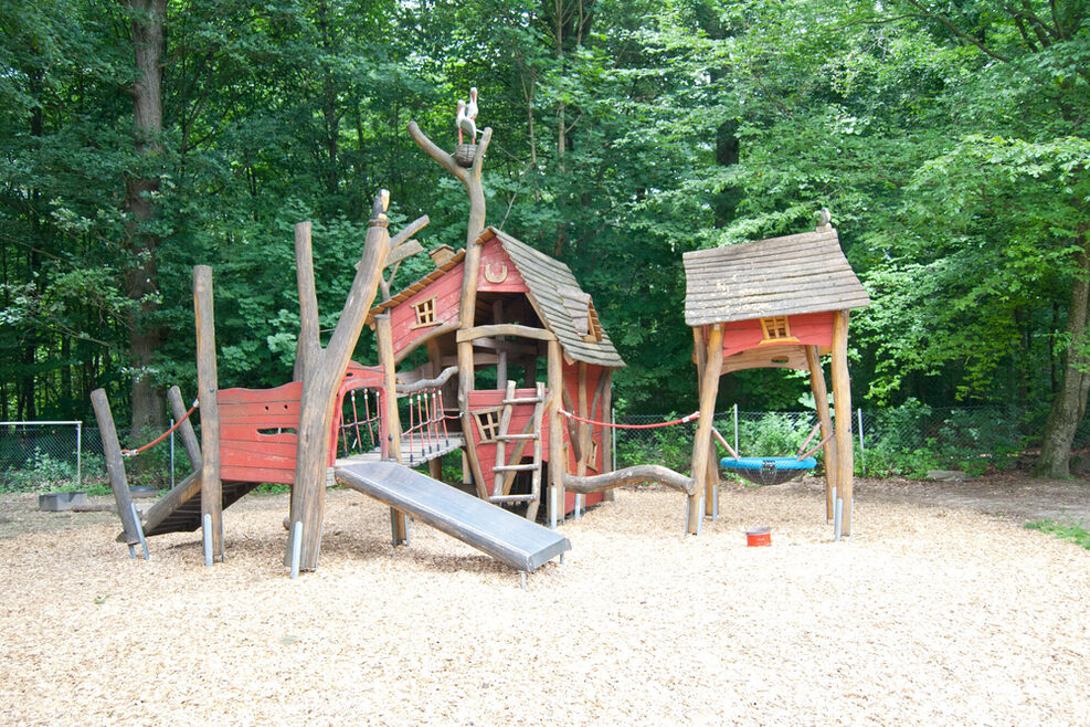 Der Abenteuerspielplatz mit Fantasieklettergerüst und Schaukel.