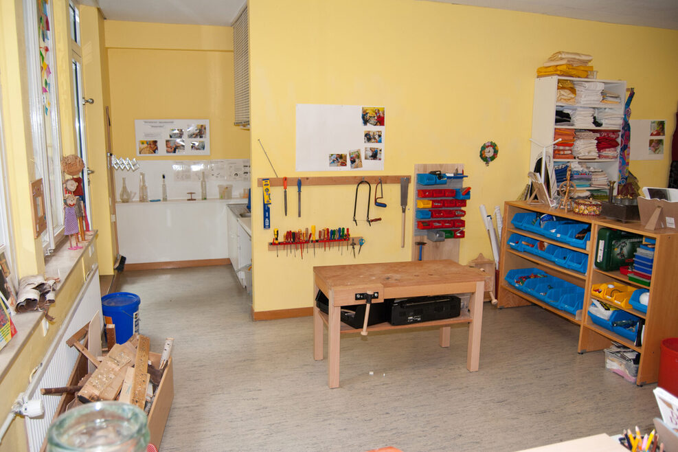 In der Werkstatt können die Kinder mit Kinderwerkzeug Hämmern, Bohren, Schrauben und Sägen.