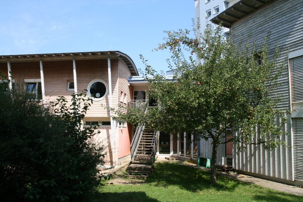 Das Gebäude Der Kita steht mit der Treppe zum Eingang.