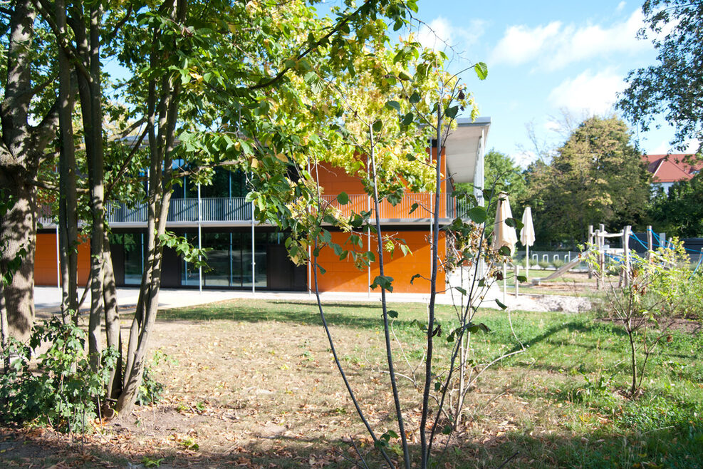 Sicht vom Garten auf das Gebäude.