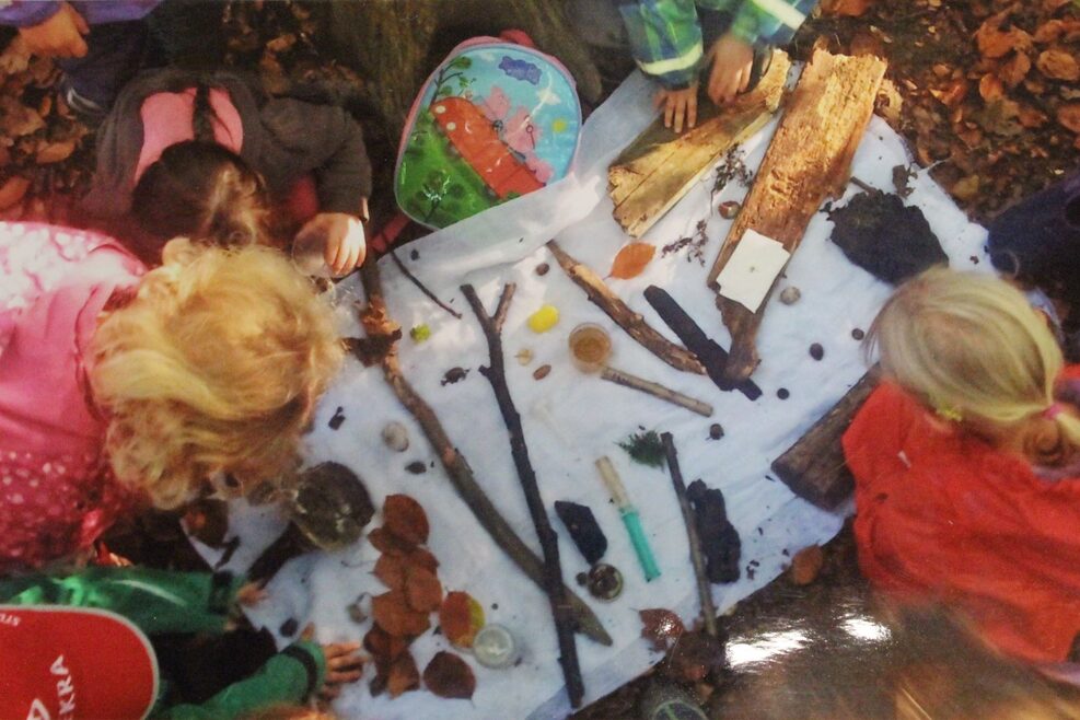 Am Waldtag haben die Kinder viele Naturmaterialien zum basteln gesammelt.